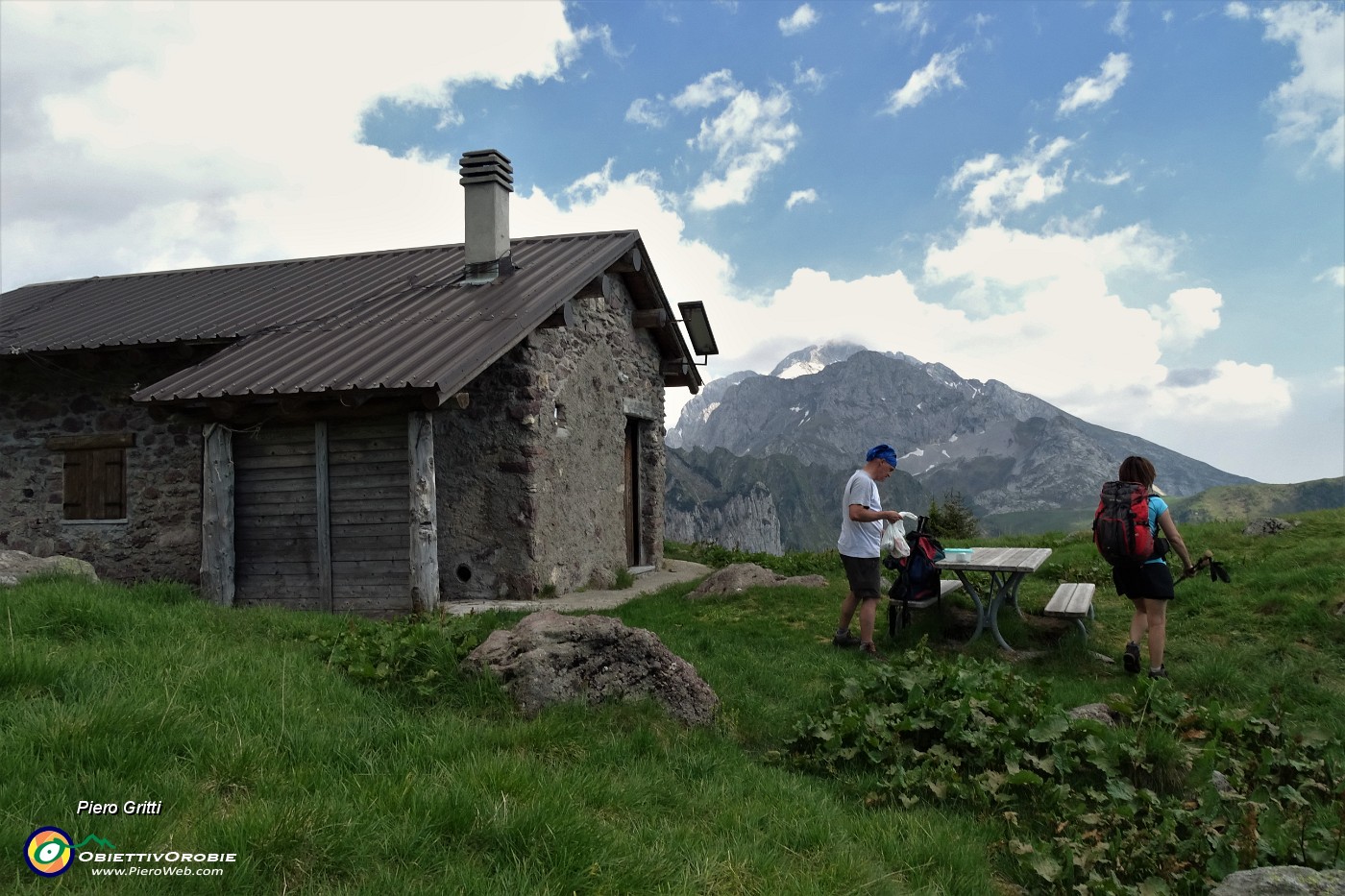 95 Baita di Monte Campo (1878 m) con vista in Arera.JPG